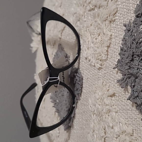 NWT- Retro Cat eyeglasses. Clear lenses. BLACK frame. 🖤 - Picture 2 of 5